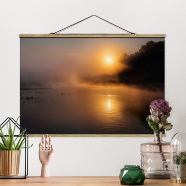 Stoffbild mit Posterleisten - Sonnenaufgang am See mit Rehen im Nebel - Querformat 3:2