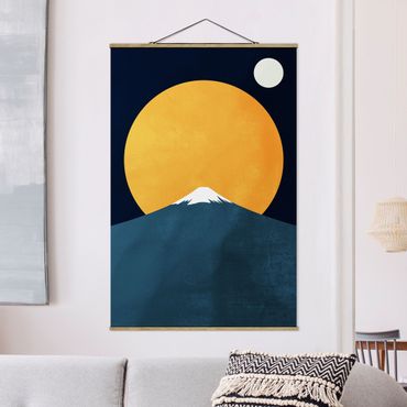 Stoffbild mit Posterleisten - Sonne, Mond und Berge - Hochformat 2:3