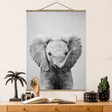 Stoffbild mit Posterleisten - Baby Elefant Elsa Schwarz Weiß - Hochformat 3:4