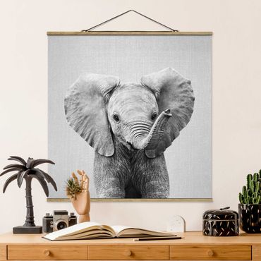 Stoffbild mit Posterleisten - Baby Elefant Elsa Schwarz Weiß - Quadrat 1:1