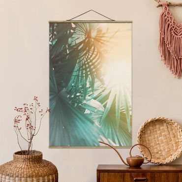 Stoffbild mit Posterleisten - Tropische Pflanzen Palmen bei Sonnenuntergang - Hochformat 2:3