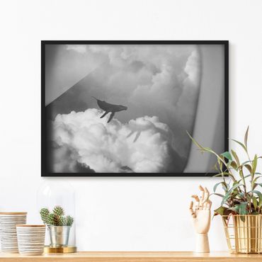 Bild mit Rahmen - Fliegender Wal in den Wolken - Querformat 4:3