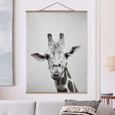 Stoffbild mit Posterleisten - Giraffe Gundel Schwarz Weiß - Hochformat 3:4
