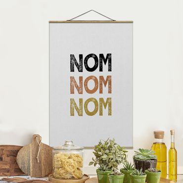 Stoffbild mit Posterleisten - Nom Küchen Zitat - Hochformat 2:3