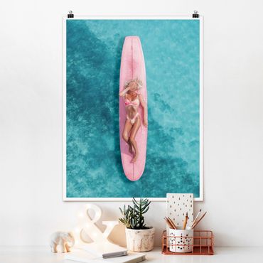 Poster - Surfergirl auf Rosa Board - Hochformat 3:4