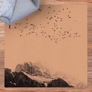 Kork-Teppich - Vogelschwarm vor Bergen Schwarz Weiß - Quadrat 1:1