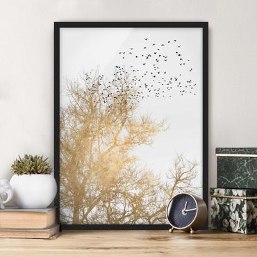 Bild mit Rahmen - Vogelschwarm vor goldenem Baum - Hochformat