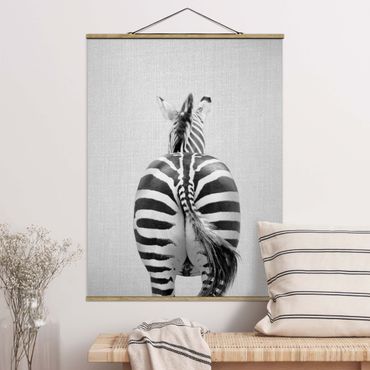 Stoffbild mit Posterleisten - Zebra von hinten Schwarz Weiß - Hochformat 3:4