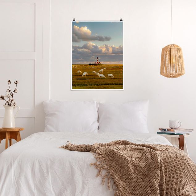 Poster - Nordsee Leuchtturm mit Schafsherde - Hochformat 3:4