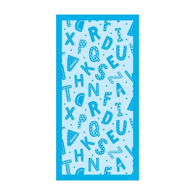 kleiner Teppich Alphabet mit Herzen und Punkten in Blau mit Rahmen