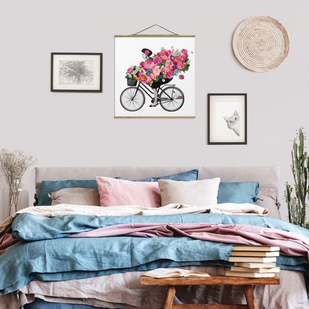Stoffbild mit Posterleisten - Laura Graves - Illustration Frau auf Fahrrad Collage bunte Blumen - Quadrat 1:1