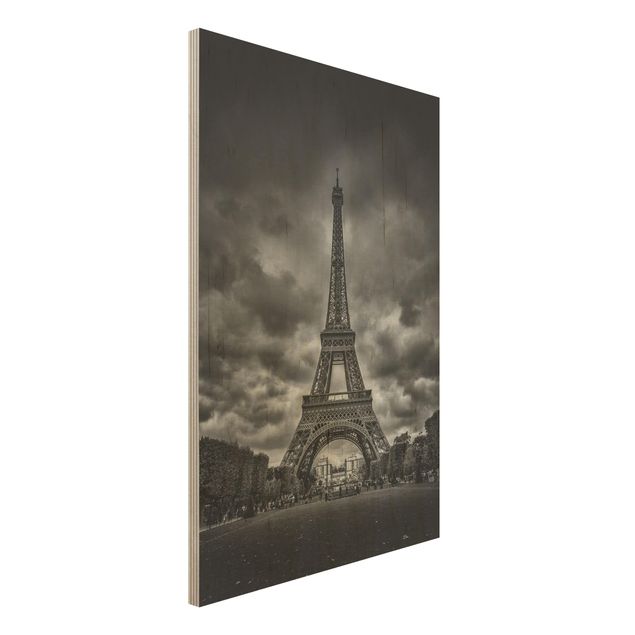 Holzbild - Eiffelturm vor Wolken schwarz-weiß - Hochformat 3:2