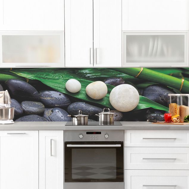 Küchenrückwand - Grüner Bambus mit Zen Steinen