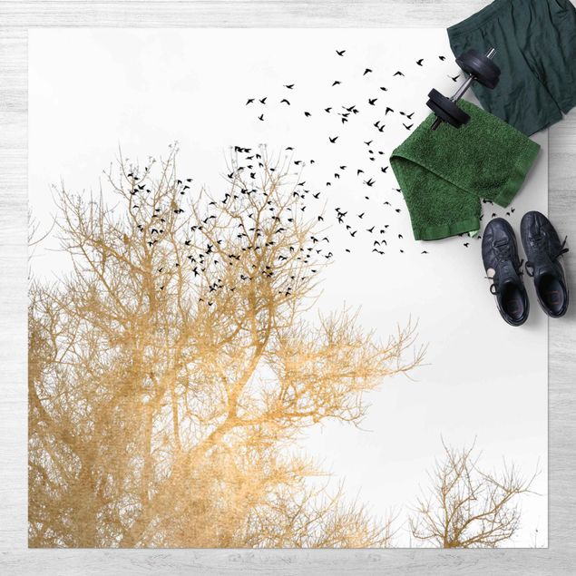 outdoor-teppich wetterfest Vogelschwarm vor goldenem Baum
