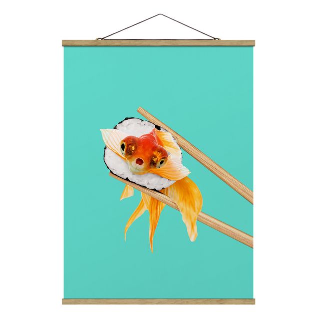 Stoffbild mit Posterleisten - Jonas Loose - Sushi mit Goldfisch - Hochformat 3:4