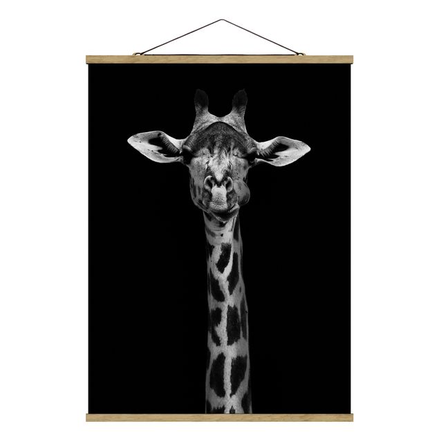 Stoffbild mit Posterleisten - Dunkles Giraffen Portrait - Hochformat 3:4
