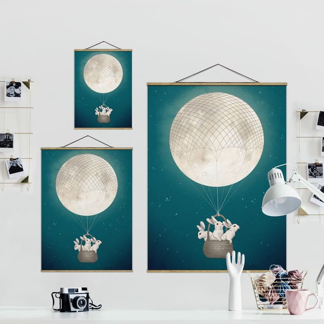 Stoffbild mit Posterleisten - Laura Graves - Illustration Hasen Mond-Heißluftballon Sternenhimmel - Hochformat 3:4