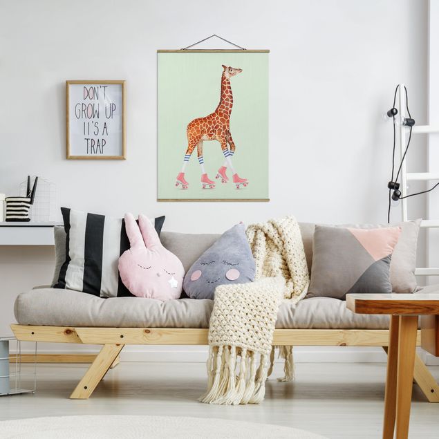 Stoffbild mit Posterleisten - Jonas Loose - Giraffe mit Rollschuhen - Hochformat 3:4