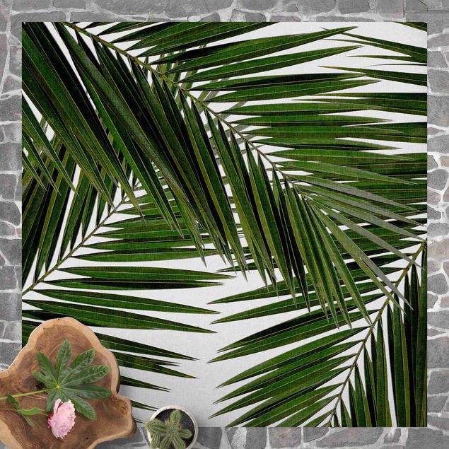 Moderne Teppiche Blick durch grüne Palmenblätter