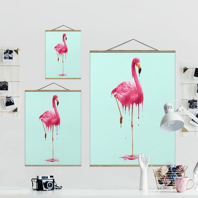 Stoffbild mit Posterleisten - Jonas Loose - Schmelzender Flamingo - Hochformat 3:4
