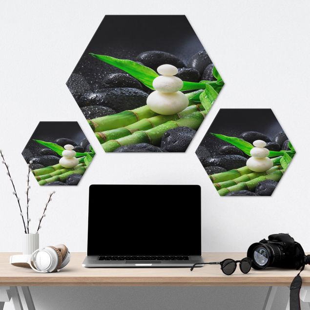 Hexagon Bild Alu-Dibond - Weiße Steine auf Bambus