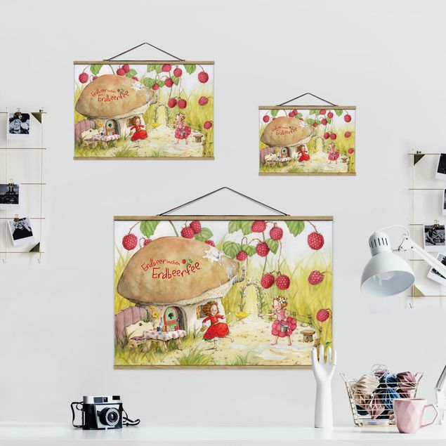 Stoffbild mit Posterleisten - Erdbeerinchen Erdbeerfee - Unter dem Himbeerstrauch - Querformat 3:2