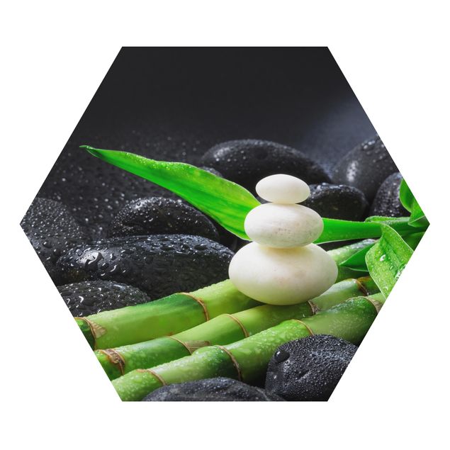 Hexagon Bild Alu-Dibond - Weiße Steine auf Bambus