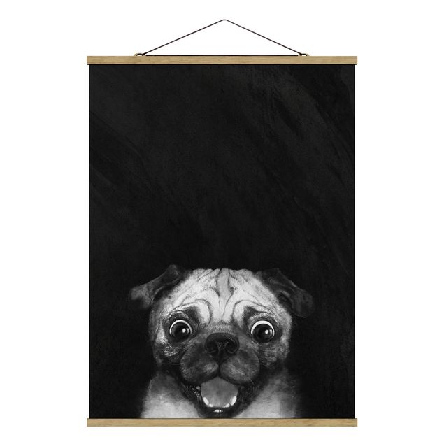 Stoffbild mit Posterleisten - Laura Graves - Illustration Hund Mops Malerei auf Schwarz Weiß - Hochformat 3:4