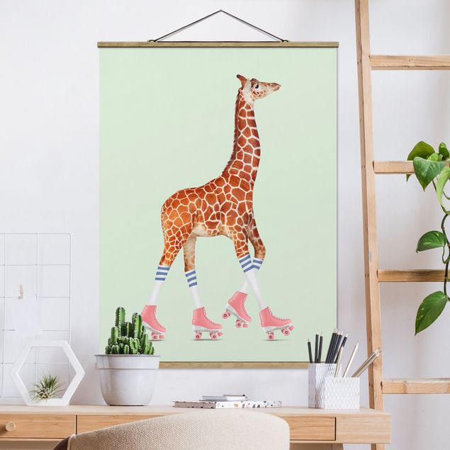 Stoffbild mit Posterleisten - Jonas Loose - Giraffe mit Rollschuhen - Hochformat 3:4