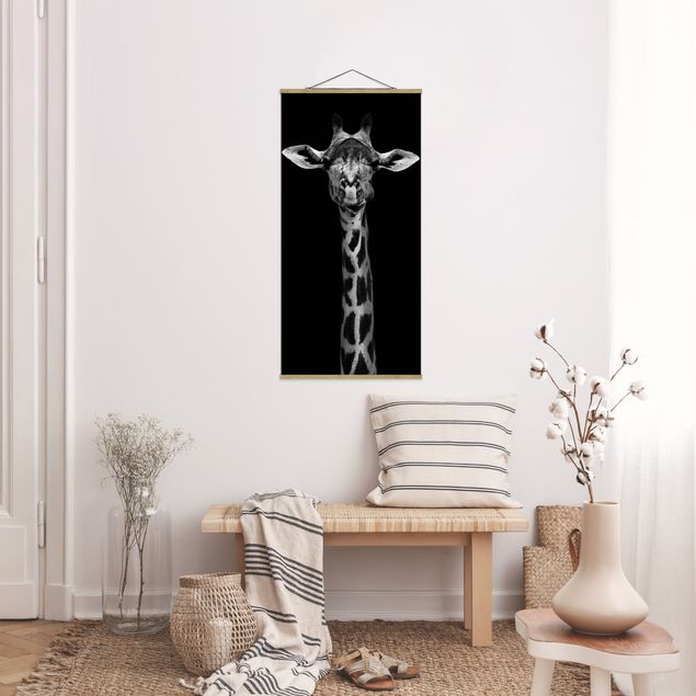 Stoffbild mit Posterleisten - Dunkles Giraffen Portrait - Hochformat 1:2