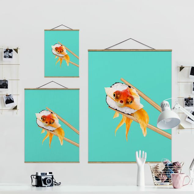 Stoffbild mit Posterleisten - Jonas Loose - Sushi mit Goldfisch - Hochformat 3:4