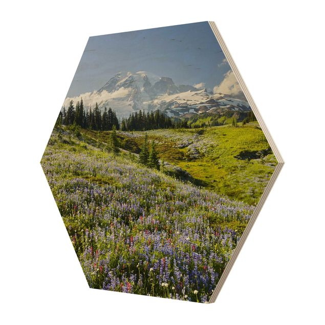 Hexagon-Holzbild - Bergwiese mit roten Blumen vor Mt. Rainier