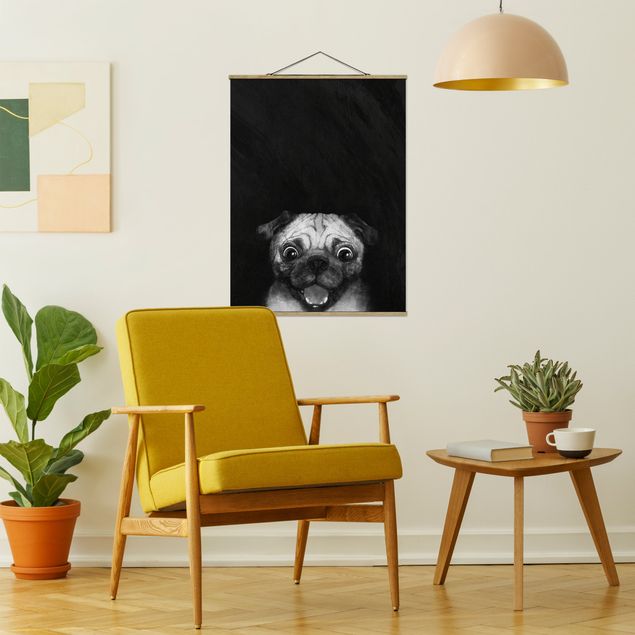 Stoffbild mit Posterleisten - Laura Graves - Illustration Hund Mops Malerei auf Schwarz Weiß - Hochformat 3:4