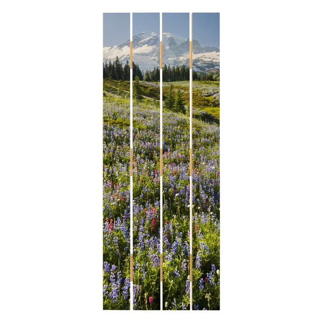 Holzbild Plankenoptik - Bergwiese mit roten Blumen vor Mt. Rainier