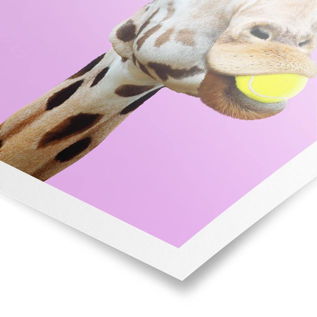 Poster - Jonas Loose - Giraffe beim Tennis - Hochformat 3:4
