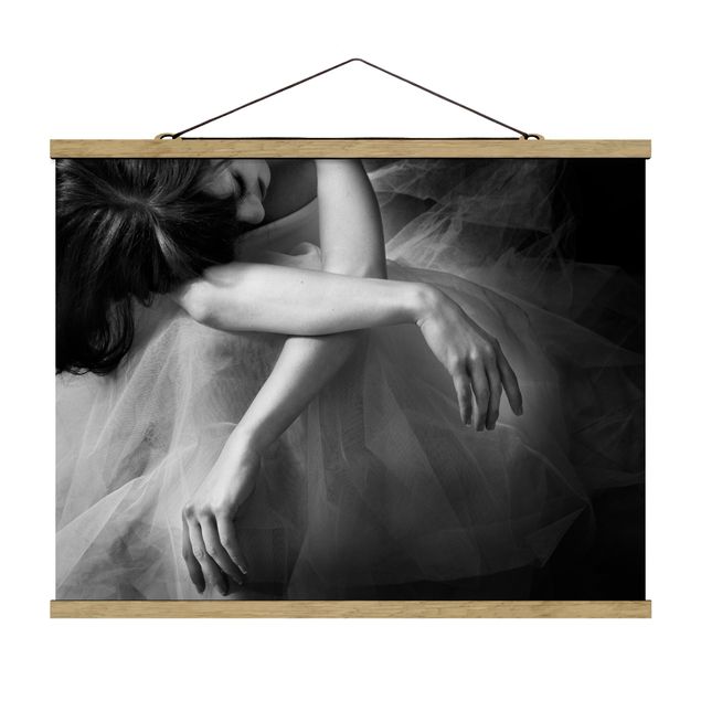 Stoffbild mit Posterleisten - Die Hände einer Ballerina - Querformat 4:3