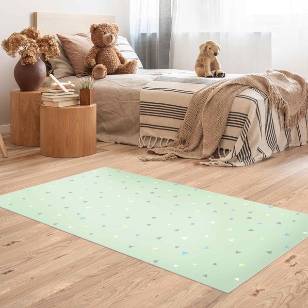Moderner Teppich Bunte gezeichnete Pastelldreiecke auf Grün