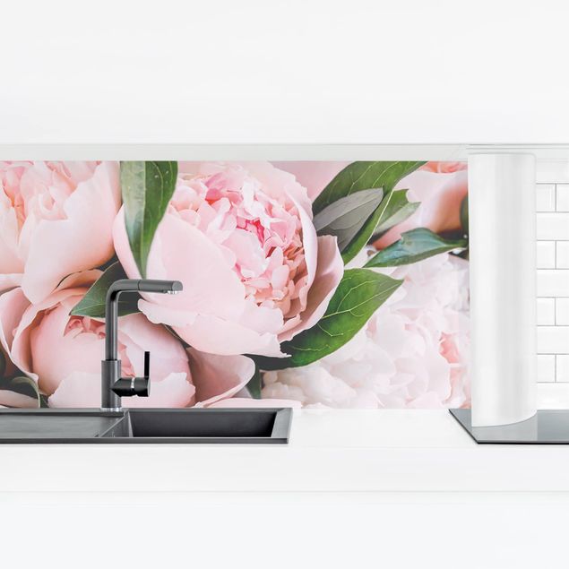 Küchenrückwand - Rosa Pfingstrosen mit Blättern