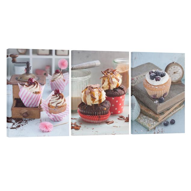 Leinwandbild 3-teilig - Vintage Cupcakes mit Topping - Hoch 2:3