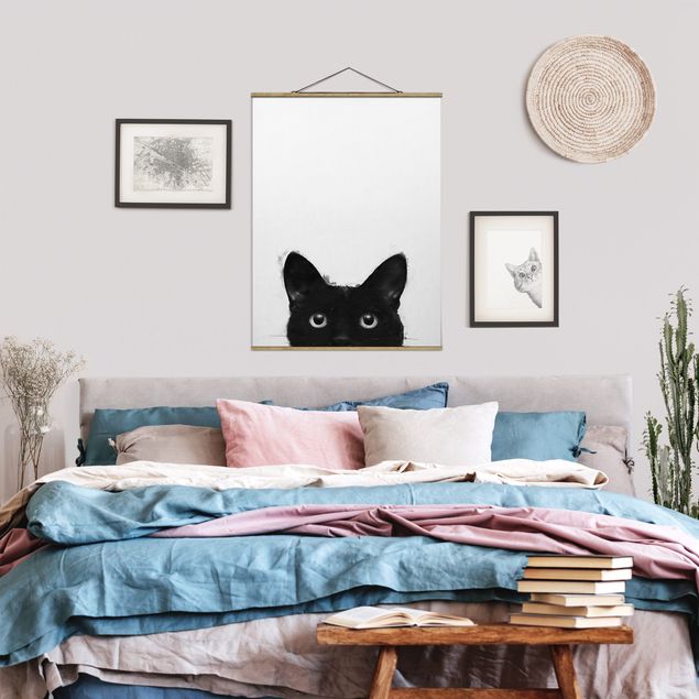 Stoffbild mit Posterleisten - Laura Graves - Illustration Schwarze Katze auf Weiß Malerei - Hochformat 3:4