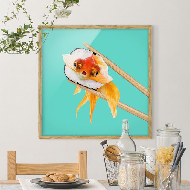 Bild mit Rahmen - Jonas Loose - Sushi mit Goldfisch - Quadrat 1:1