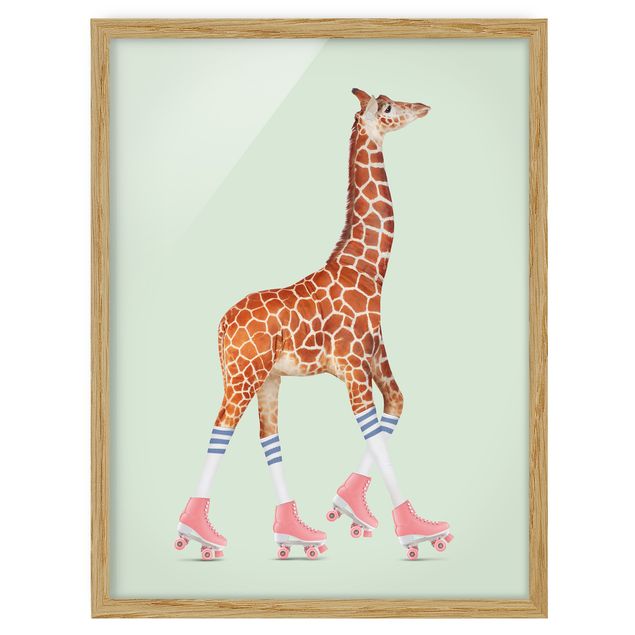 Bild mit Rahmen - Jonas Loose - Giraffe mit Rollschuhen - Hochformat 4:3