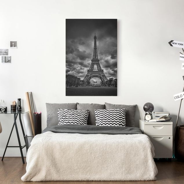 Leinwandbild - Eiffelturm vor Wolken schwarz-weiß - Hochformat 4:3