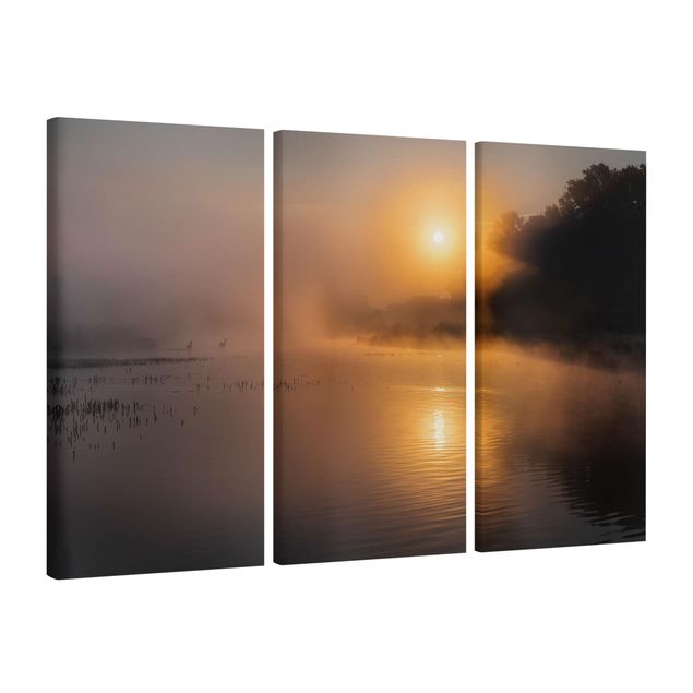 Leinwandbild 3-teilig - Sonnenaufgang am See mit Rehen im Nebel - Hoch 1:2