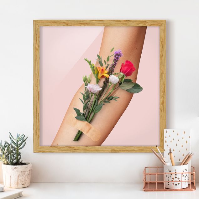 Bild mit Rahmen - Jonas Loose - Arm mit Blumen - Quadrat 1:1