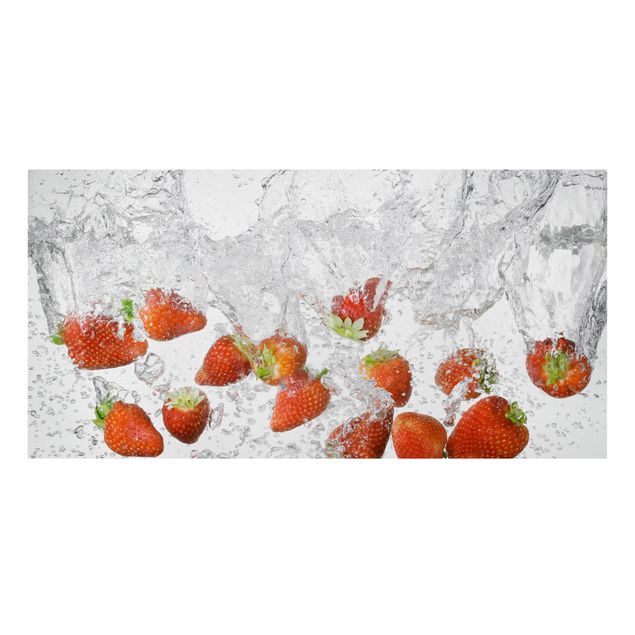 Leinwandbild - Frische Erdbeeren im Wasser - Quer 2:1