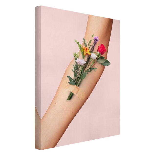 Leinwandbild - Jonas Loose - Arm mit Blumen - Hochformat 3:2