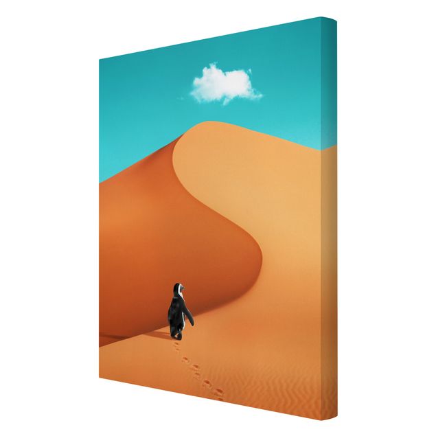 Leinwandbild - Jonas Loose - Wüste mit Pinguin - Hochformat 3:2