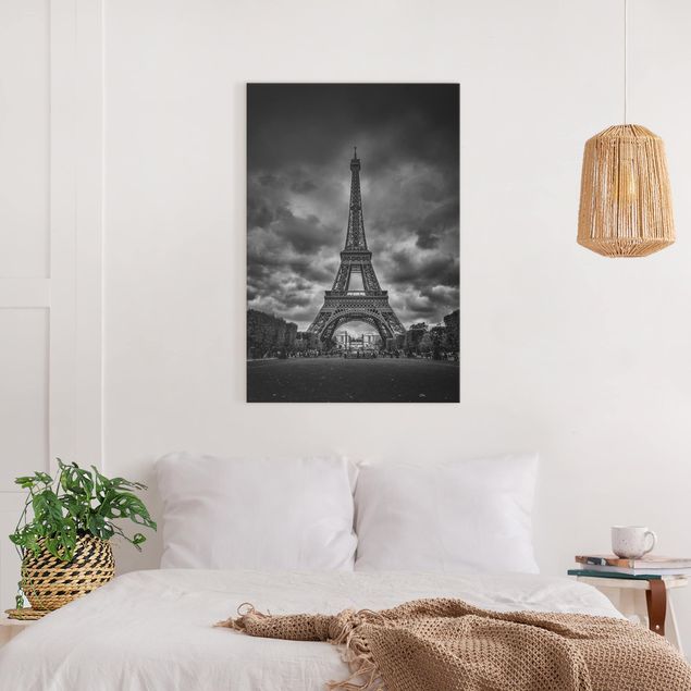Leinwandbild - Eiffelturm vor Wolken schwarz-weiß - Hochformat 3:2