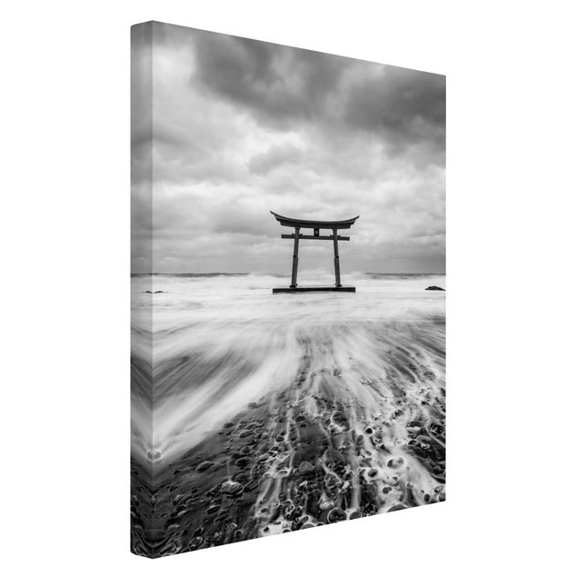 Leinwandbild - Japanisches Torii im Meer - Hochformat 2:3